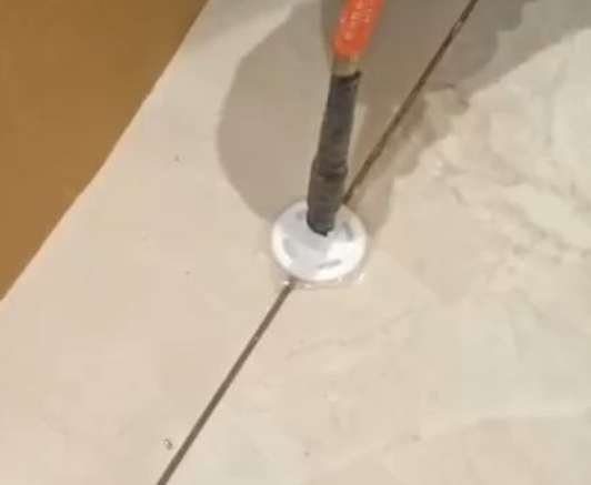 商丘市瓷砖空鼓维修公司专业解答瓷砖在铺贴过程中，如果没有涂抹均匀到位的粘结材料（如水泥砂浆或瓷砖胶），可能会导致以下问题