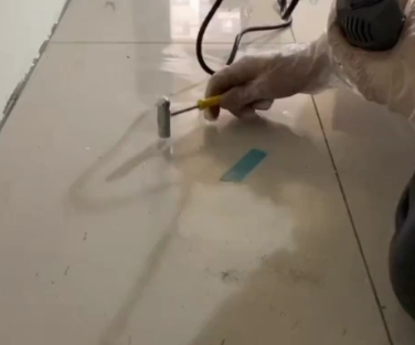 商丘市瓷砖开裂维修公司专业分享瓷砖在铺贴前如果没有沥干水分，将会导致以下问题